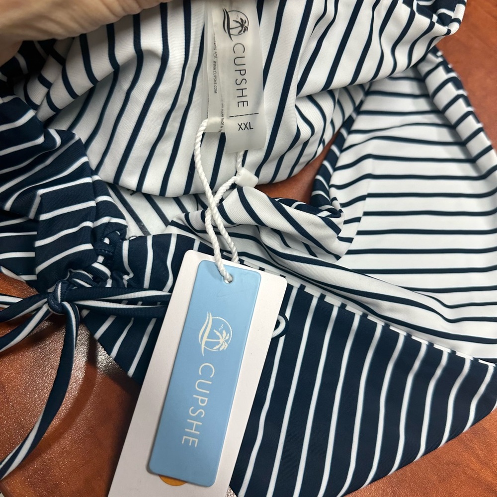 Cupshe Navy and White Bikini Set. - Picture 4 of 5